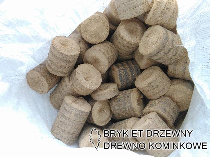 Cylindryczne, sprasowane paliwo ekologiczne w worku z tworzywa sztucznego, widoczne ciemniejsze smugi na niektórych brykietach.