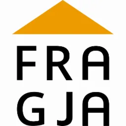 Logo firmy FRA GJA z pomarańczowym symbolem dachu nad czarnym napisem.