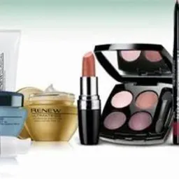 Zestaw kosmetyków do pielęgnacji twarzy i makijażu, w tym kremy w złotych i niebieskich słoiczkach, szminka w czarnej tubce i paleta cieni do powiek, ustawione na białym tle.