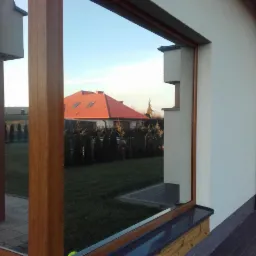 Okno z zainstalowaną folią okienną