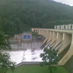 montaż banera z wykorzystaniem technik linowych