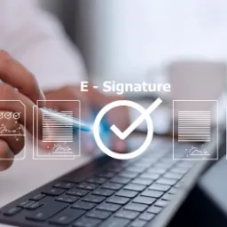 Elektroniczny podpis dokumentu na tablecie, wizualizacja procesu z zaznaczeniem akceptacji i weryfikacji.