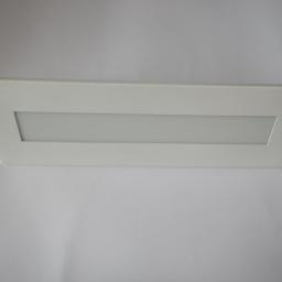 F.H.U.P. AGRO-TECHNIKA - Prostokątna lampa LED w białej obudowie, oświetlająca jednolicie powierzchnię, umieszczona na białym tle.