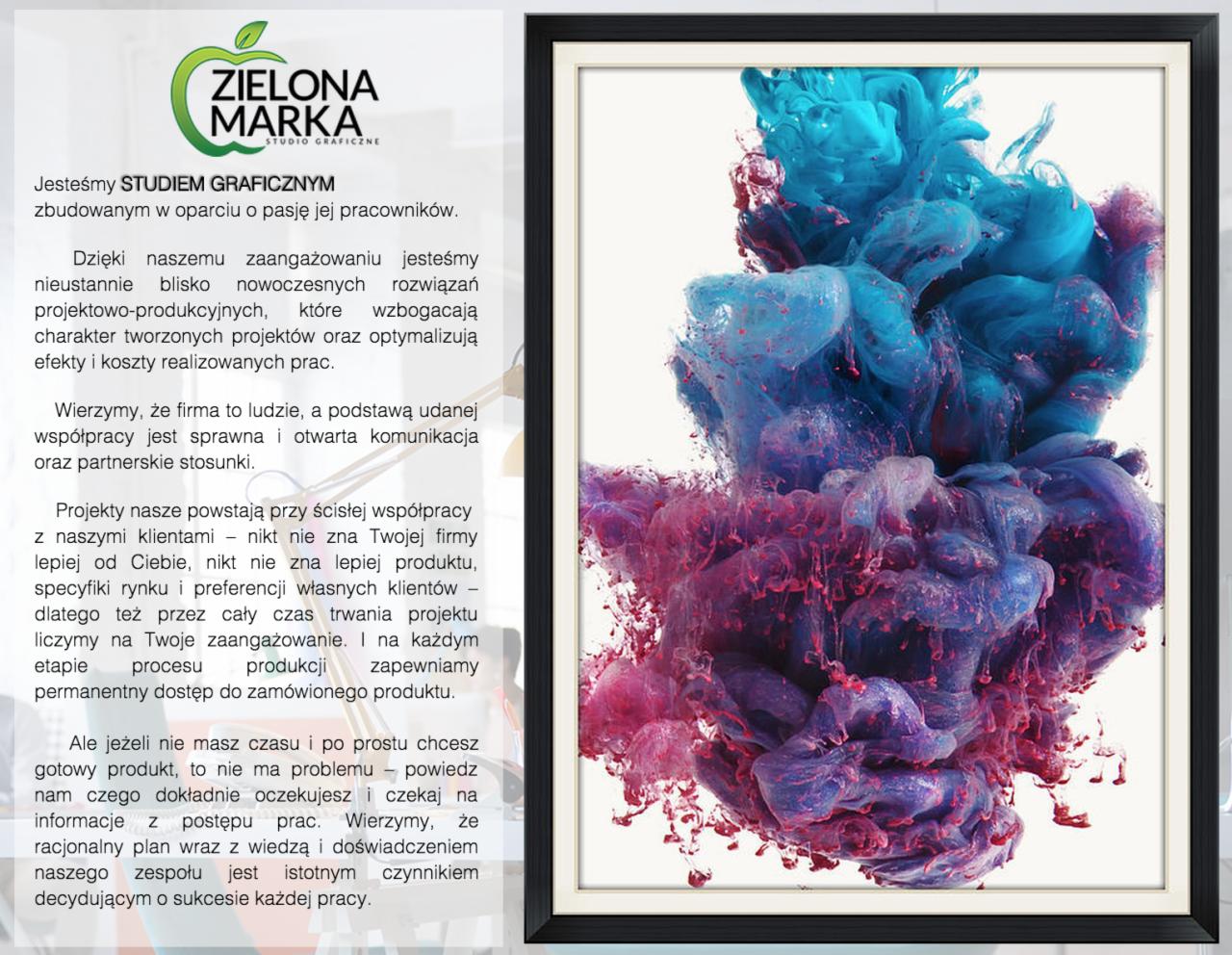 Oprawiony w ramę plakat studia graficznego z abstrakcyjną kompozycją z płynów w odcieniach niebieskiego i fioletu, z logo firmy w lewym górnym rogu i tekstem.
