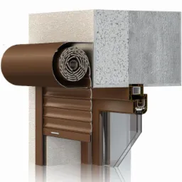 Przekrój techniczny brązowej rolety zewnętrznej z widocznym mechanizmem zwijania, profilem okiennym i fragmentami ściany o różnej fakturze.