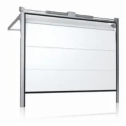 Otwarta, segmentowa brama garażowa w kolorze białym z widocznym mechanizmem prowadzącym i czarną ramą, na jednolitym białym tle.