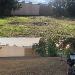 Porównanie terenu przed i po niwelacji: zaniedbana trawa kontra wyrównana, przygotowana gleba z widocznymi śladami opon i traktorem w tle.