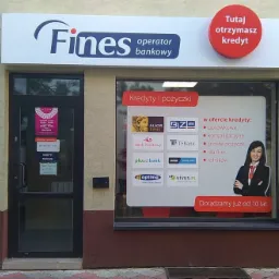 Fines operator bankowy: witryna z ofertą kredytów gotówkowych, konsolidacyjnych, dla firm i rolników. Nad wejściem szyld. Obok Avon.