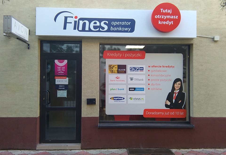 Fines operator bankowy: witryna z ofertą kredytów gotówkowych, konsolidacyjnych, dla firm i rolników. Nad wejściem szyld. Obok Avon.