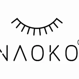 Minimalistyczne logo NAOKO z symbolem oka z rzęsami, czarne linie na białym tle, znak zastrzeżony.