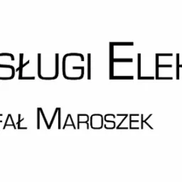 Logo firmy Usługi Elektryczne Rafał Maroszek z symbolem błyskawicy na czarnym tle, w nowoczesnej stylistyce.
