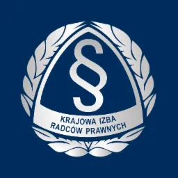 Srebrne logo Krajowej Izby Radców Prawnych na ciemnoniebieskim tle, z symbolem paragrafu otoczonym wieńcem z liści.