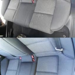 Porównanie tylnej kanapy samochodowej przed i po czyszczeniu: widoczna różnica w odcieniu i czystości tapicerki z szarej tkaniny, z wyraźnie ciemniejszą plamą przed zabiegiem.