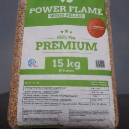 Worek z pelletem drzewnym Power Flame, wykonany w 100% z sosny, o wadze 15 kg i średnicy 6 mm, z informacjami o parametrach w różnych językach i certyfikatem DIN plus.