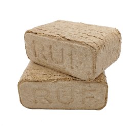 AMT Anthony Vandeginste - Dwa bloki brykietu drzewnego RUF ułożone jeden na drugim, widoczne tłoczone napisy na powierzchni, jasne tło.