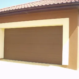 Brunatna brama garażowa segmentowa z poziomymi przetłoczeniami, otoczona kremową ramą na tle brązowej elewacji garażu z czerwoną dachówką.