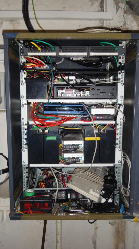 Jedna z testowych szaf IT dla sieci WiFi