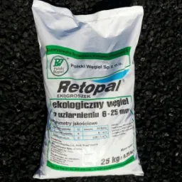Worek ekogroszku Retopal 25 kg na tle czarnego węgla. Widoczne parametry jakościowe i logo Polskiego Węgla.