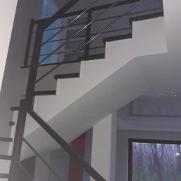 FHU Jarko - Białe schody z czarną metalową balustradą w nowoczesnym wnętrzu, widok z dołu, okno z widokiem na las w tle.