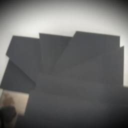 FHU Jarko - Niedokończone, ciemne schody spiralne z widoczną surową ścianą w tle, ujęcie z dołu, słaba jakość obrazu.