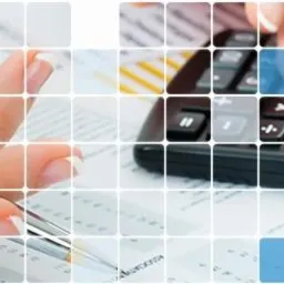 Dłonie kobiety nad dokumentami, jedna z długopisem, druga operująca kalkulatorem, całość w mozaice.