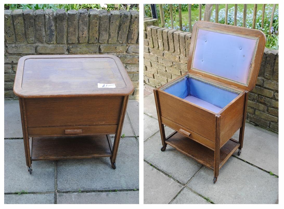 Dwa ujęcia drewnianego, odrestaurowanego stolika na kółkach z szufladą i otwartym, tapicerowanym na niebiesko schowkiem, stojącego na zewnątrz na tle ceglanego muru.