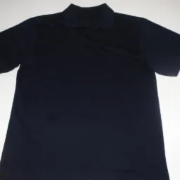 Granatowa koszulka polo z krótkim rękawem, widoczna na białym tle. Prosty krój, gładki materiał, zapinana na trzy guziki pod szyją. Na lewym boku widoczna miarka.