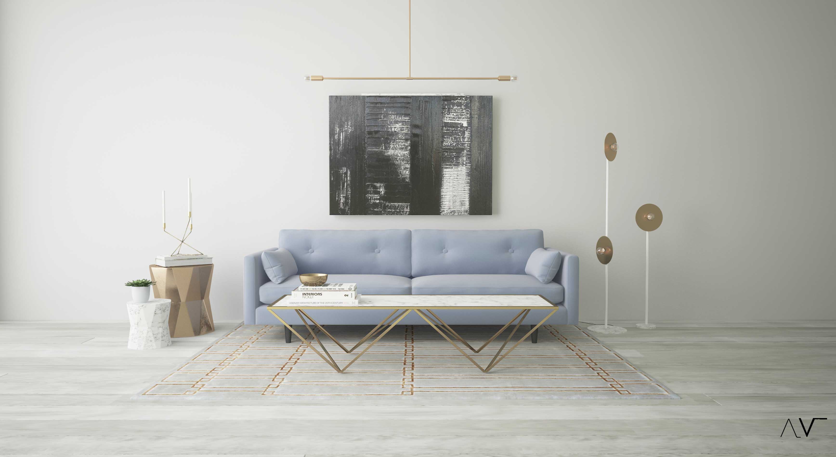 Pastelowy salon z błękitną sofą i marmurowym stolikiem na złotym stelażu. Na ścianie abstrakcyjny obraz, a obok lampa z okrągłymi kloszami.