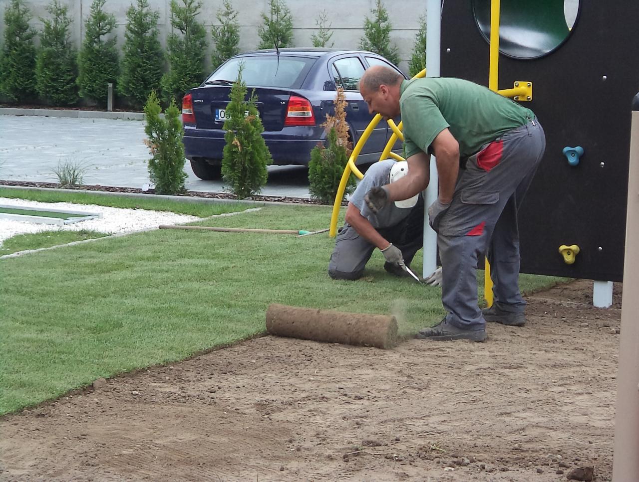 układanie trawnika na placu zabaw