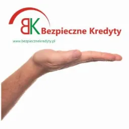 Otwarta dłoń pod logotypem firmy 'Bezpieczne Kredyty' z adresem strony internetowej, na białym tle.