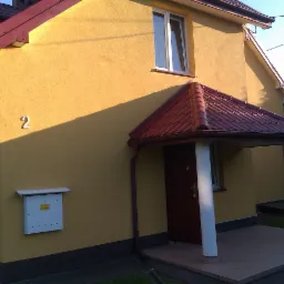 Tynkowanie ścian zewnętrznych budynku