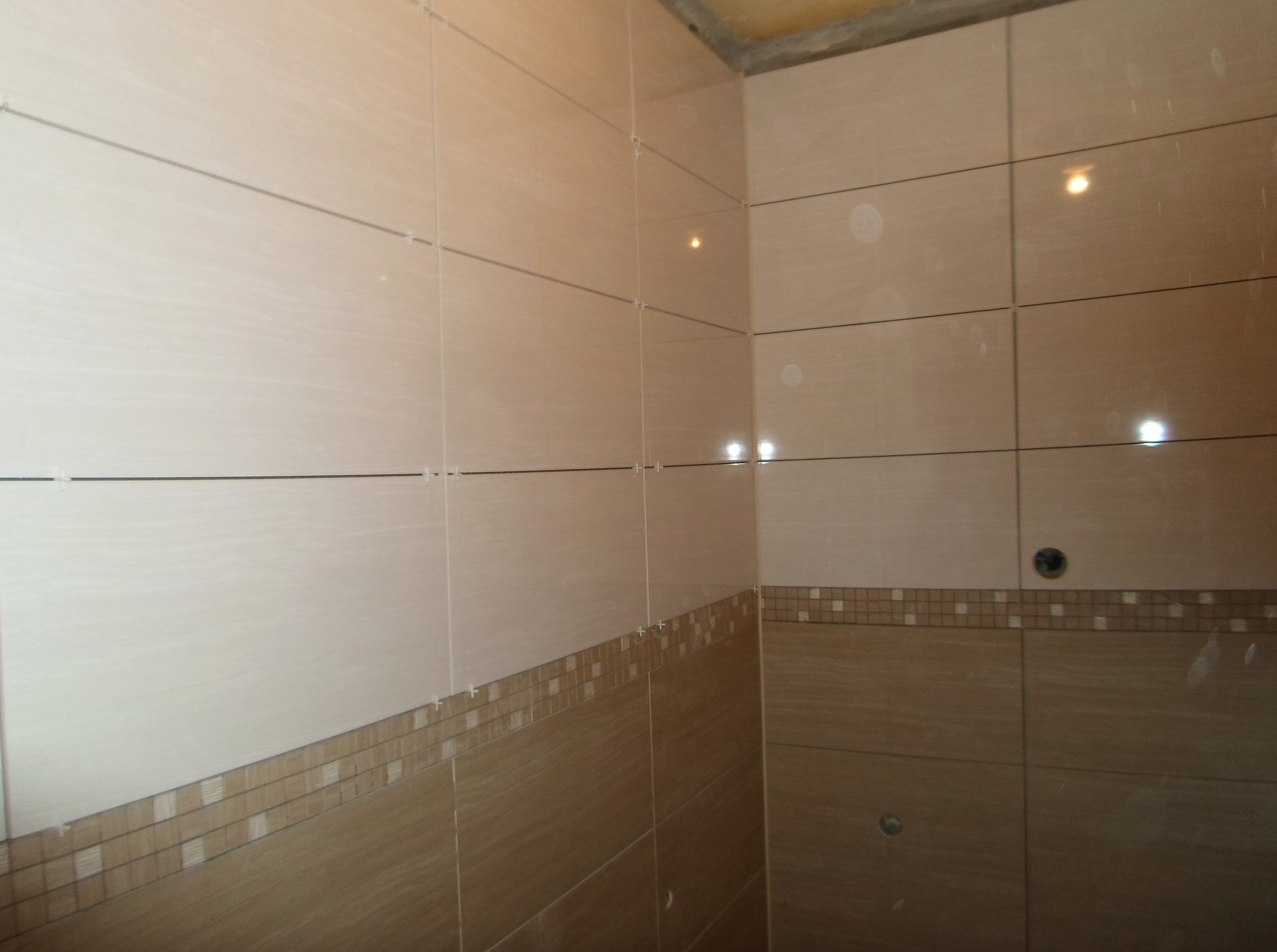 W trakcie układanie glazury w łazience