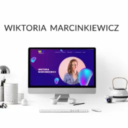 Ekran komputera iMac wyświetlający stronę internetową z portretem uśmiechniętej Wiktorii Marcinkiewicz, otoczoną gradientowymi kształtami, na minimalistycznym biurku z lampką, przyborami do pisania...