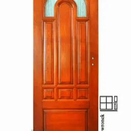 Lakierowana, pojedyncza, drewniana płycina z szybą w górnej części, zdobiona frezami i kwadratowymi wstawkami, na białym tle, z widocznym logo firmy.