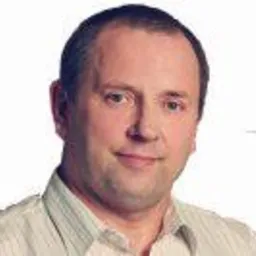 Mężczyzna w koszuli w paski z krótkim rękawem, uśmiechnięty, na jasnym tle. Portret biznesowy agenta.