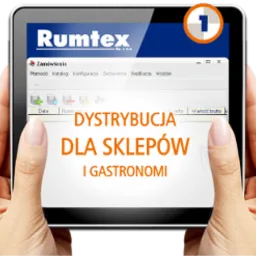 Tablet z ekranem prezentującym oprogramowanie Rumtex dla dystrybucji alkoholi do sklepów i gastronomii, trzymany w dłoniach na jasnym tle.