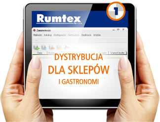 Tablet z ekranem prezentującym oprogramowanie Rumtex dla dystrybucji alkoholi do sklepów i gastronomii, trzymany w dłoniach na jasnym tle.