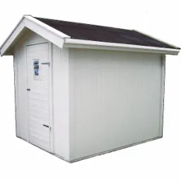 Biały, drewniany domek narzędziowy z czarnym dachem, widoczny z boku. Na drzwiach naklejona informacja. Prosta konstrukcja, minimalistyczny design.