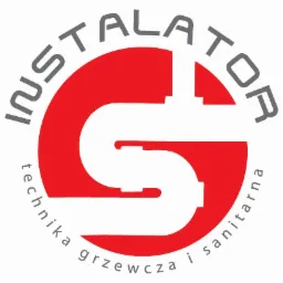 Logo firmy instalacyjnej: czerwone koło z białym symbolem rury w kształcie litery S, napis INSTALATOR u góry i technika grzewcza i sanitarna na dole.