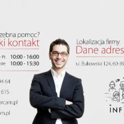 Uśmiechnięty mężczyzna w garniturze na tle danych kontaktowych firmy Inforcam, zawierających adres, numery telefonów i adres e-mail.