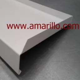 Profil aluminiowy parapetu zewnętrznego w kolorze białym, z widocznym adresem strony internetowej na powierzchni.