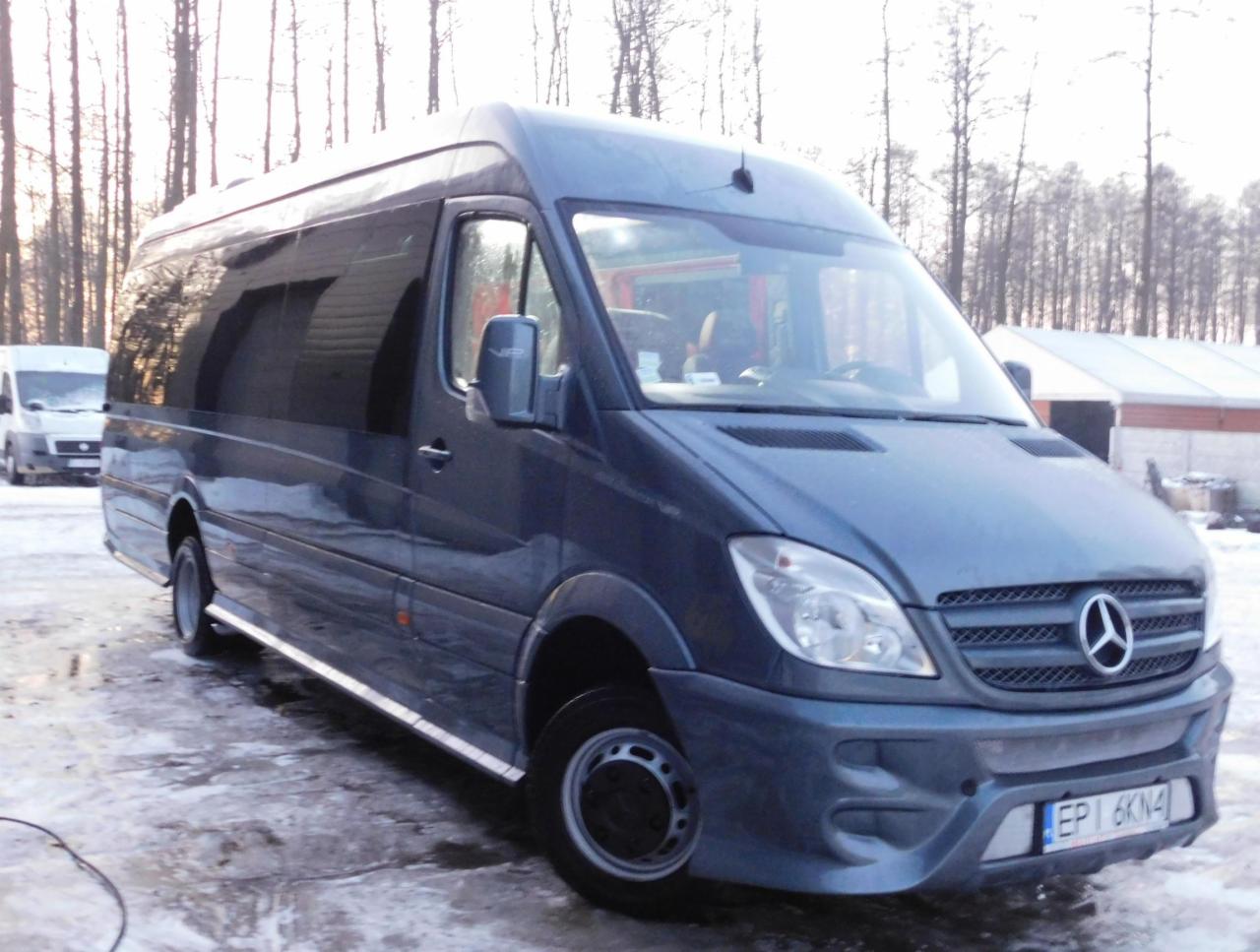 Szary bus Mercedes Sprinter z przyciemnianymi szybami na zimowym tle, widoczny numer rejestracyjny EPI 6KN4.