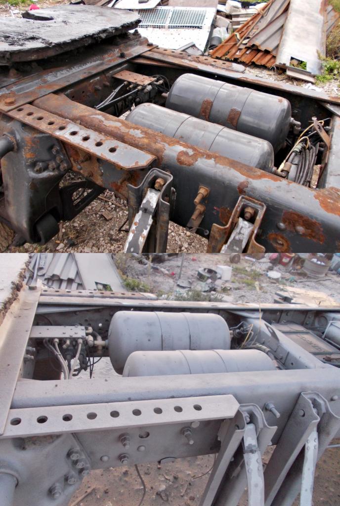 Porównanie: zardzewiała rama ciężarówki przed (góra) i po piaskowaniu i malowaniu (dół). Widoczne zbiorniki powietrza i elementy zawieszenia.