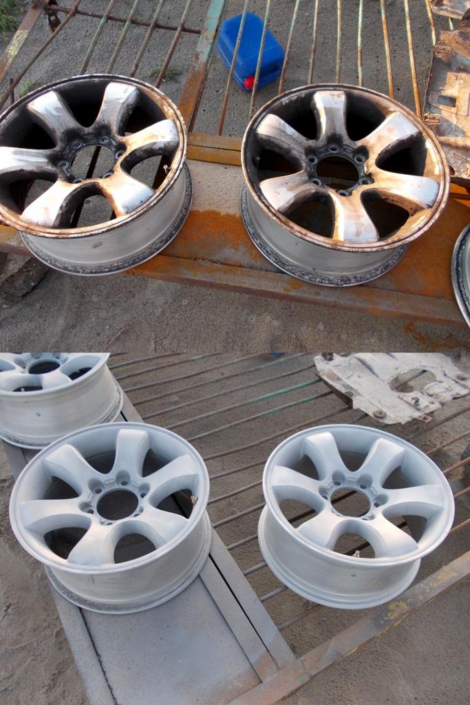 Dwie pary felg samochodowych: górna para z widocznymi śladami korozji i zabrudzeń, dolna para po oczyszczeniu i pokryciu szarym podkładem, leżące na metalowym ruszcie.