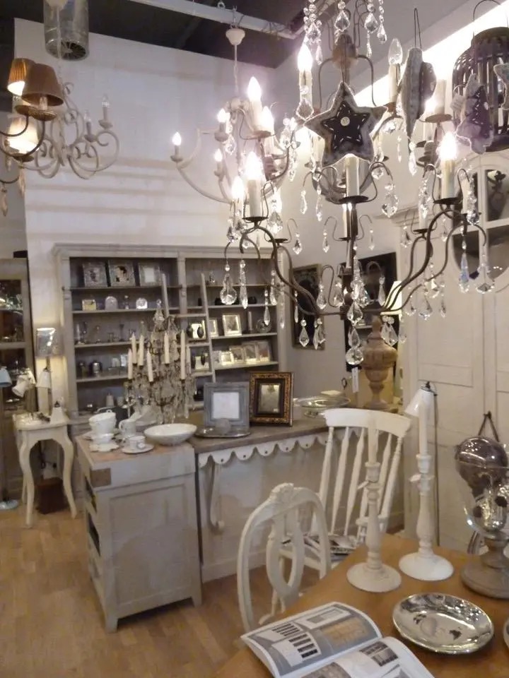 Eleganckie oświetlenie w stylu vintage w Mosinie. Kryształowe żyrandole, stylowe meble i dekoracje tworzą unikalny klimat wnętrza.