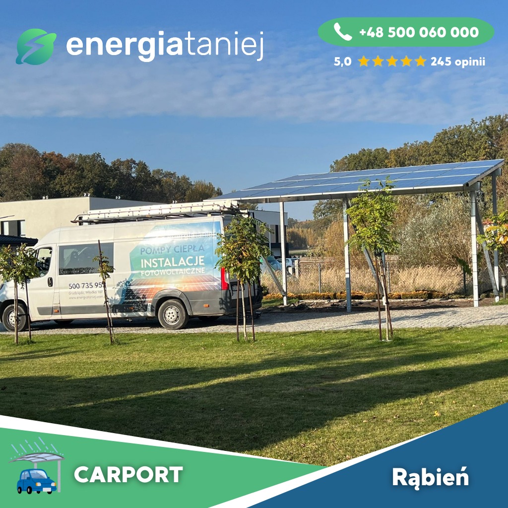 Carport z panelami fotowoltaicznymi w Rąbieniu, na tle zielonego trawnika i firmowego busa z reklamą 'Pompy ciepła, instalacje fotowoltaiczne', w tle budynek i drzewa.