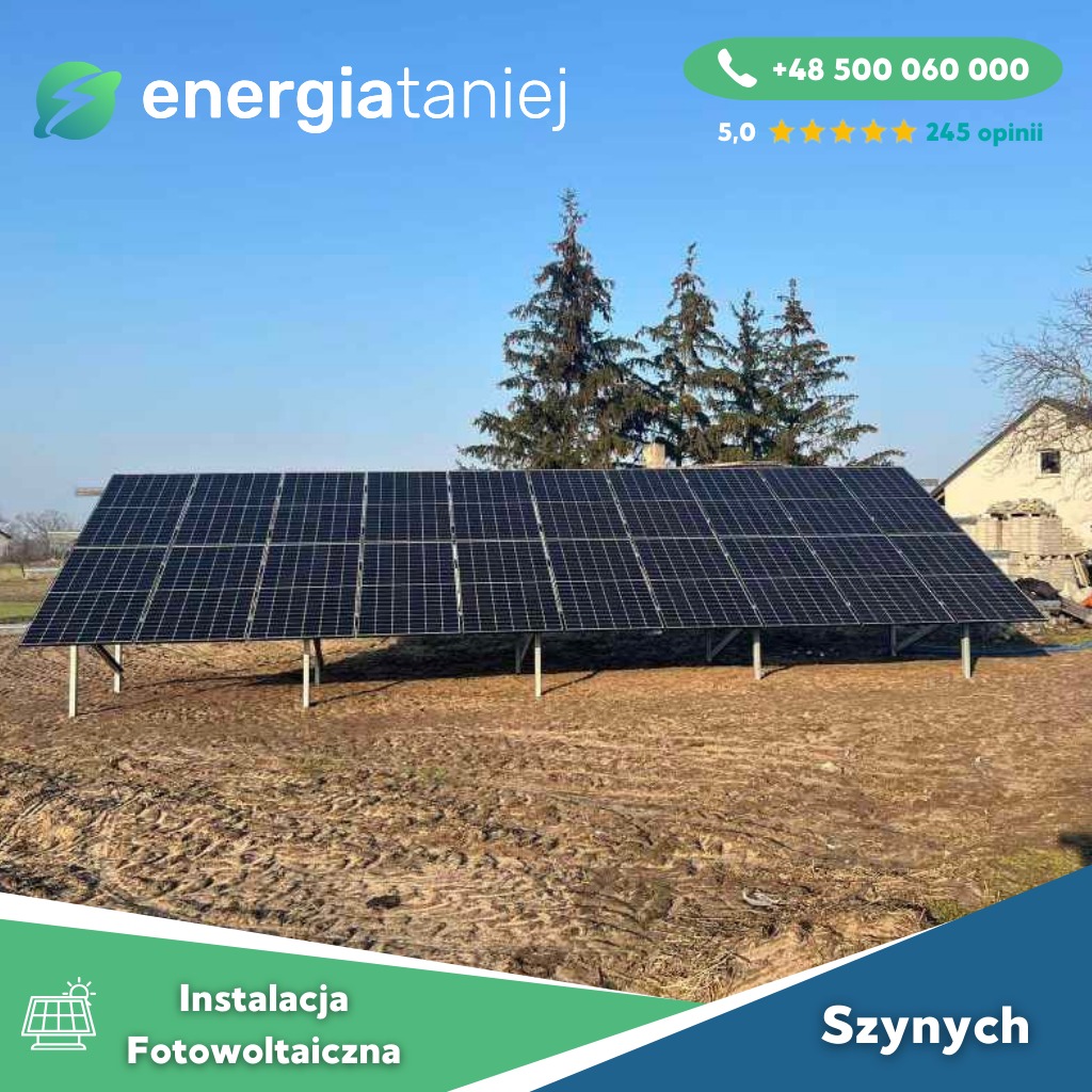Gotowa instalacja paneli słonecznych na metalowej konstrukcji, widoczna na tle drzew i domu jednorodzinnego, z logo firmy 'energiataniej' oraz danymi kontaktowymi i oceną w górnej części obrazu.