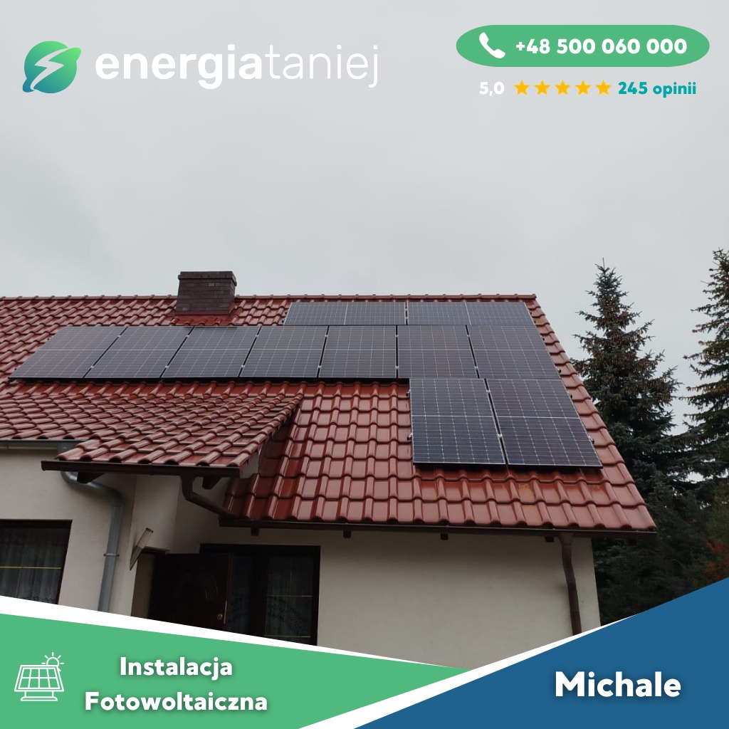 Panele słoneczne na dachu domu z czerwoną dachówką, widoczne logo firmy i dane kontaktowe.