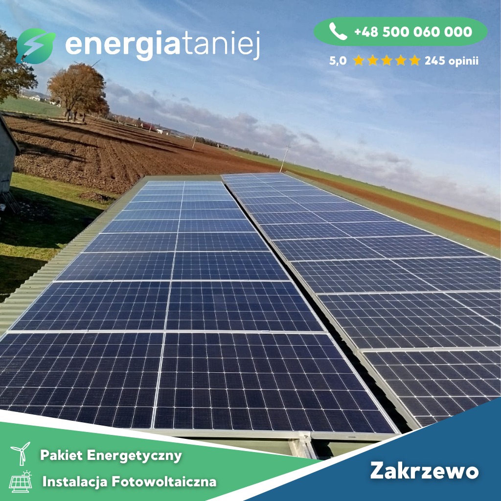 Panel słoneczny na dachu z widokiem na pole i drzewa w tle, logo firmy energia taniej w lewym górnym rogu, ocena 5.0 i 245 opinii, napis Instalacja Fotowoltaiczna w lewym dolnym rogu oraz nazwa...