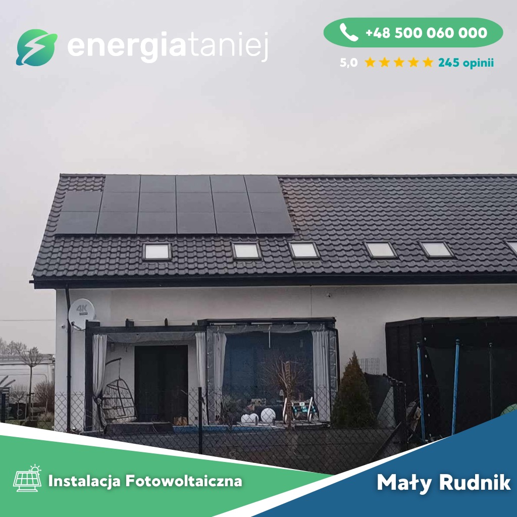 Dom jednorodzinny z zainstalowanymi panelami słonecznymi na dachu pokrytym ciemną dachówką, widoczne okna dachowe, reklama firmy na dole zdjęcia.